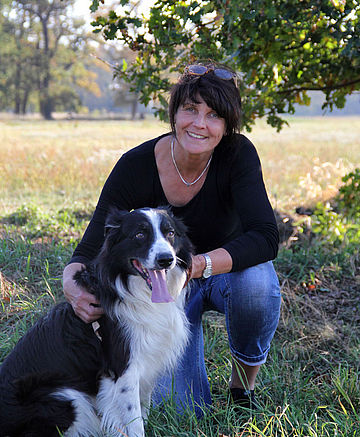 Ein Foto von Britta Wehrmann mit ihrem Hund